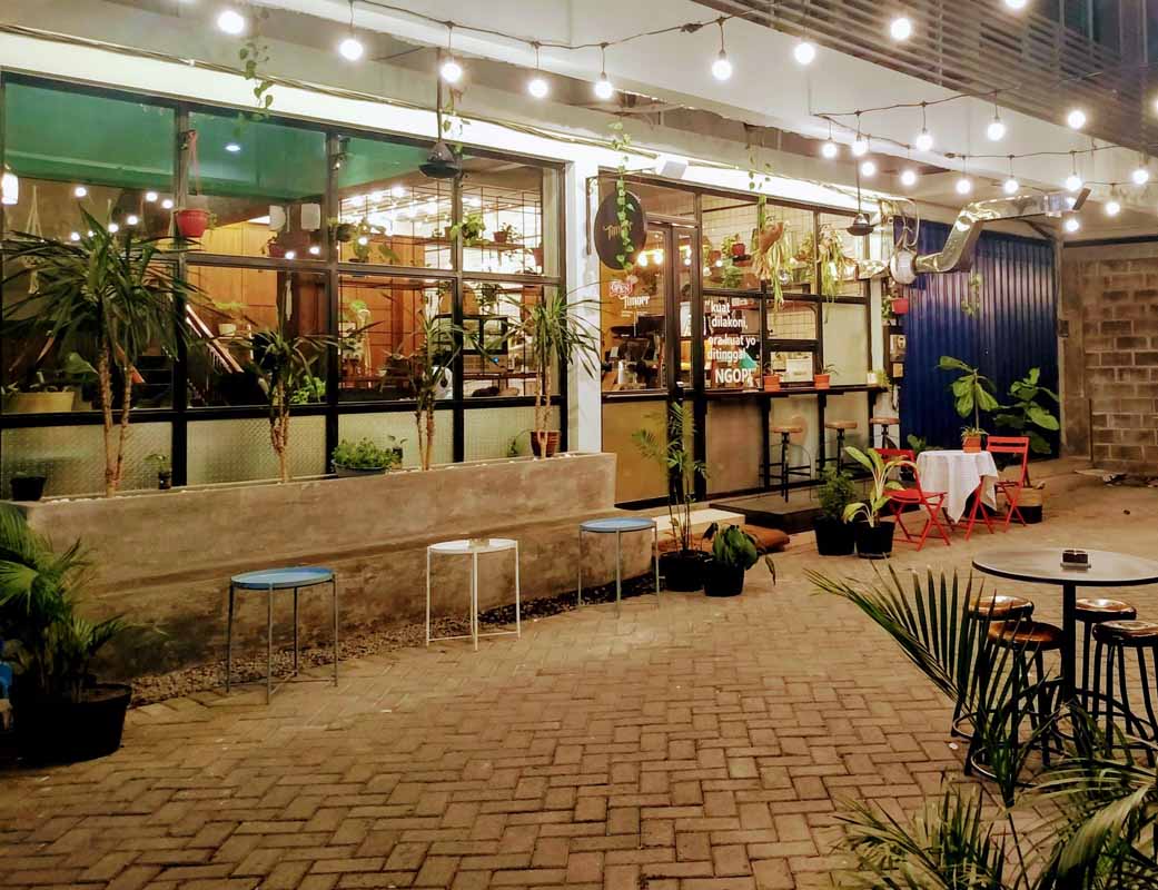 Timoer Kopi: Keasrian ala Teras Rumah di Tengah Teriknya Surabaya